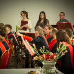 Na zdjęciu jest grupa osób siedzących przy stole. Wyglądają na zaangażowanych w miejscu, spożywanym lub spożywanym.