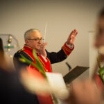 Na obrazku widać mężczyznę ubranego w czerwonym mundurze. Stoi prosto, z siebie, odłączony, że jest to możliwe, aby działać.