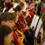 Na obrazku widać grupę osób, które grają na różnych instrumentach muzycznych. Każdy, kto wydaje się być emitowany w muzyce, pojawia się tylko na swoim instrumencie.