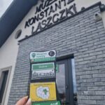 438119925_456034716772055_7640490928530166425_n1 Na zdjęciu trzymanym przez magnes turystyczny, znajdujący się na tle Muzeum Konstantego Laszczki o wyglądzie. Na kamiennej fasadzie budynku jest nazwa muzeum wytłoczona pogrubionymi literami.