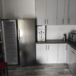 Zdjecie-4 Na obrazku znajdującym się wewnątrz, w którym znajduje się szara część garderoby. wywoływane także przez łącze radiowe, blender na blacie i wyciąganą wtyczkę.