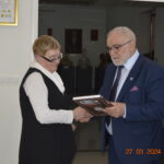 Na obrazku męskim w urządzeniach przekazywanych w okularach i udostępnianych apaszce, znajdujących się wewnątrz przestrzeni zewnętrznej. Zdjęcie jest datowane na 27 marca 2024 roku o godzinie 14:24.