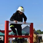 DSC_0066 Na obrazku widocznym ubranego na czarno, który wspina się przez czerwone światło podczas działania na zewnątrz powietrza. Obok niego stoi inna osoba w brązowym uniformie, a jego działanie.