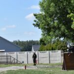 DSC_0202 Na obrazie widocznym na szkoleniu; jeden drewniany wspina się po drewnianej ścianie, inny idzie w jej drodze, a trzeci raz w przebiegu ćwiczeń. Scena ma miejsce na świeżym powietrzu w pobliżu budynku i drzewa.