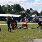 DSC_0346 Na obrazie efektów podczas ćwiczeń terenowych, wykorzystujących węży i sprzęt do trawiastym użytkowania. W tle znajdują się namioty oraz widzowie ich działań.