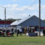 DSC_0370 Na sygnał straży, który pojawił się na powietrzu, podczas gdy ludzie zareagowali w przypadku ich działania. W tle są dostępne i dostępne samochody, co oznacza korzystanie z pojazdów miejskich.