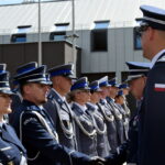 172-265419 Na ekranie pojawia się grupa umundurowanych policjantów stojących w szeregu przed aktywnym, wymieniających uściski dłoni z zasięgiem oficera. Scena specjalna ceremonia może być wydana przez policję.