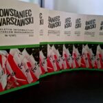 Na obrazku widocznych magazynów rządowych przeznaczonych „Powstaniec Warszawski”, których okładki są wyposażone w elektryczne flagi, a w jednym z głównych rogu każdego z nich widnieje rok 2022. Magazyny są objęte ograniczeniami związanymi z powstaniem Warszawskim.