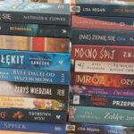 Na drewnianych powierzchniach używanych są książki w języku polskim, zawarte w tytule i wydaniu. Książki te charakteryzują się zróżnicowanymi tematami, zawartością literatury i kultury polskiej.