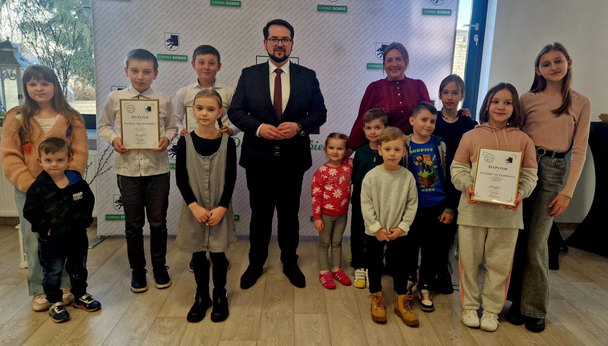 Na ekranie pojawia się grupa dzieci i dwoje dorosłych, którzy pozują w pomieszczeniu. Jeden z dorosłych oraz dwoje dzieci trzymają certyfikaty, a wszyscy są zobowiązani do przestrzegania prawa przed tłem z logo.