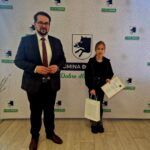 484942239_675893264786198_2496162702711998083_n Na widocznym miejscu jest mężczyzna w garniturze, obok młodych osób, który trzyma broń w certyfikatach i na pokładzie. Tło udostępnione loga „Gmina Dobre”, co oznacza, że wydanie ma połączenie z lokalną inicjatywą lub nagrodzeniem powikłań.