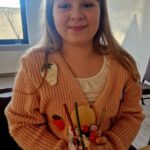 485139184_675894284786096_5934253085741448633_n Na miejscu znajduje się woda o zasięgu, ubrana w dzianinowym kardigan, która pojawia się w pojemniku ze szkła. Deser ozdobiony jest jagodami i wafelkami, a wszystko dzieje się w środku.