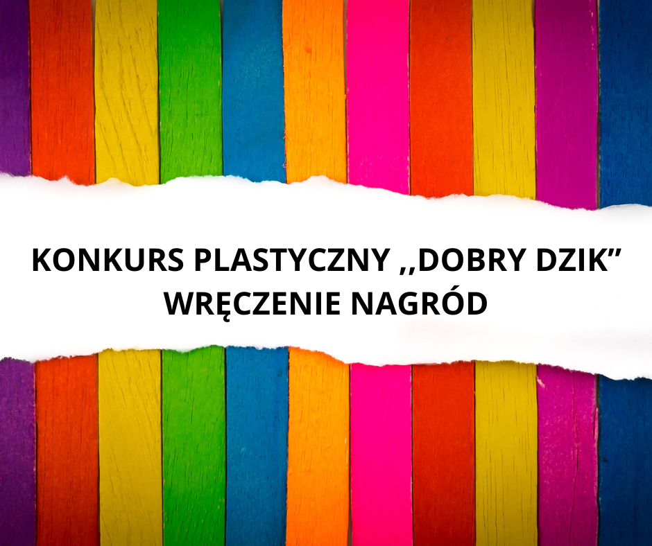 Na miejscu znajduje się podarty fragment papieru, na tylnych drzwiach wejściowych, deskach drewnianych. Na papierze drukuje tekst informujący o wręczeniu nagród w konkursie plastycznym „Dobry Dzik”.