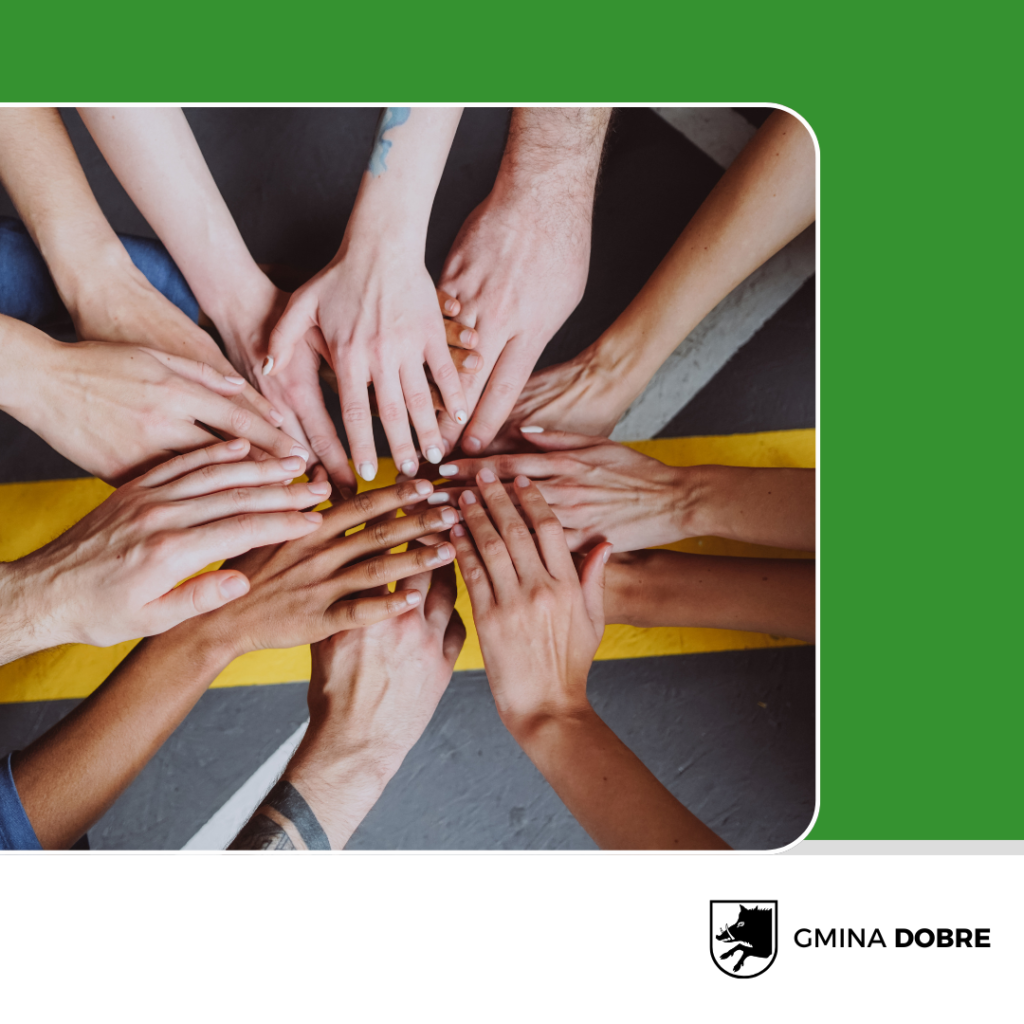 Na obrazku są złącza, które łączą się nad żółtym pasem na szarym tle, symbolizując jedność. Otwarta jest otoczona ramką, a w innym dolnym rogu znajduje się logo.