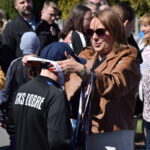 Na zdjęciu kobieta zakłada chłopcu medal. Chłopiec ma czarną bluzę z napisem GKS Dobre. W tle tłum ludzi.