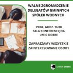 Walne zgromadzenie spółek wodnych. Zdjęcie osób przy stole z dokumentami i urządzeniami. Użyto zielonej i białej kolorystyki.