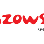Logo przedstawia czerwony napis „Mazowsze.” na białym tle. Obok znajduje się czarny tekst „serce Polski”. Czerwony kolor dominuje.