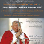 Na plakacie koncertowym widnieje mężczyzna w czerwonym płaszczu grającym na trąbce, co zwraca uwagę i nadaje całościowy charakter. Wydarzenie upamiętniające papieża Jana Pawła II odbędzie się 12 kwietnia 2025 roku w Mińsku Mazowieckim.