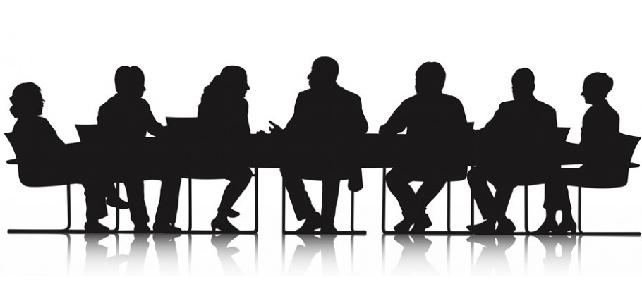 Czarna sylwetka ośmiu osób przy stole; tło białe. Osoby siedzą, dyskutują. Wyglądają formalnie, jak na spotkaniu biznesowym.