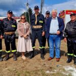 501079619_728977409477783_9064645361280435187_n Na czarnym tle stoją kolorowe pisanki.