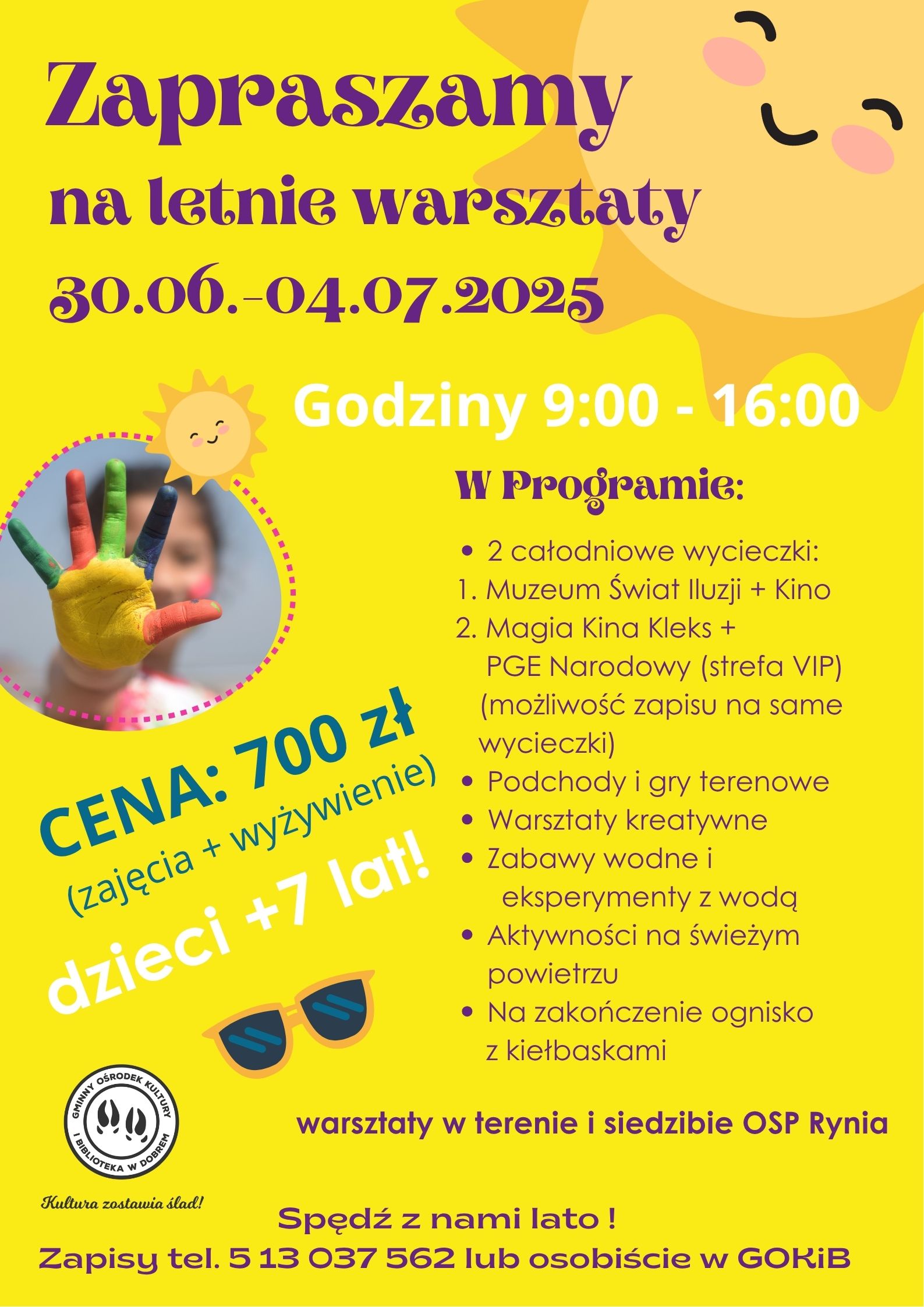 Plakat promuje letnie warsztaty dla dzieci na żółtym tle z kolorowymi napisami. Widoczne są rysunki słońca i ręka z farbami. Informacje obejmują daty, godziny, cenę i program zajęć.