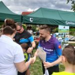 20250629_154219 Moje możliwości rozpoznawania treści w zdjęciach są ograniczone, nie mogę zidentyfikować osób ani odczytywać tekstu w kontekście rozpoznawania twarzy lub liter. Mogę za to opisać ogólne elementy zdjęcia.Zdjęcie przedstawia grupę