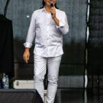 Popiersie Marszałka Józefa Piłsudskiego na czerwony tle