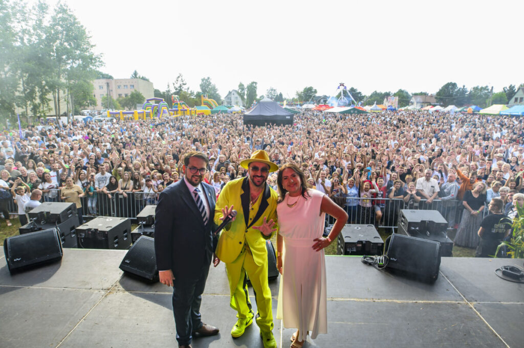 zdjęcie rzeźby i tekst Szanowni Państwo, informuję, że w dn.16-18.06 oraz 25.06 Muzeum Konstantego Laszczki w Dobrem będzie zamknięte dla zwiedzających.