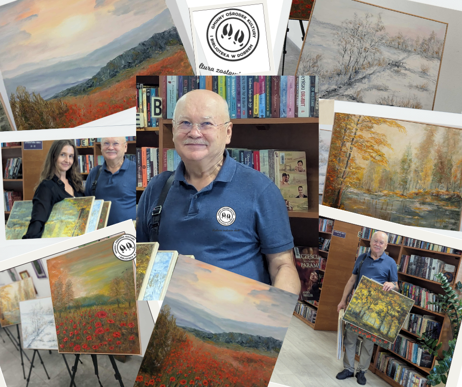 Mężczyzna w niebieskiej koszulce stoi w bibliotece z obrazami. Tło pełne kolorowych książek. Obrazy przedstawiają pejzaże z ciepłymi barwami.