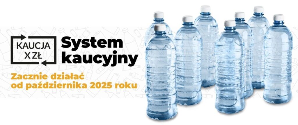 Na obrazie widnieje siedem plastikowych butelek wody. Tło jest białe z szarymi zarysami butelek. Po lewej stronie czarny napis: „System kaucyjny” oraz pomarańczowy: „Zacznie działać od października 2025