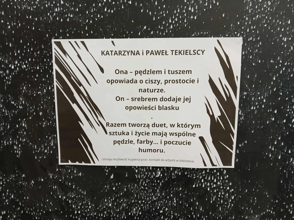 Plakat na czarnym tle z białymi, deszczowymi wzorami. Treść opisuje duet artystyczny, ich techniki i styl. Użyto ciemnych i białych kontrastów.