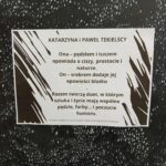 Plakat na czarnym tle z białymi, deszczowymi wzorami. Treść opisuje duet artystyczny, ich techniki i styl. Użyto ciemnych i białych kontrastów.