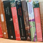 Dnia 27.10 .2022 w Gminnym Ośrodku Kultury odbyły się warsztaty fotograficzne pod hasłem ’’Tajemnice fotografii” dla dzieci kl. 3 - 6 . Głównym celem było przekazanie dzieciom jak prawidłowo wykonać fotografię portretową w pomieszczeniu i plenerze. Uczniowie mogli poczuć się fotografami lub modelami. Wykonywane zdjęcia na bieżąco omawiano. Zwieńczeniem zajęć były fotografie grupowe pokazujące emocje. Wszystkim uczestnikom dopisywał wspaniały humor co można zobaczyć na zamieszczonych zdjęciach.