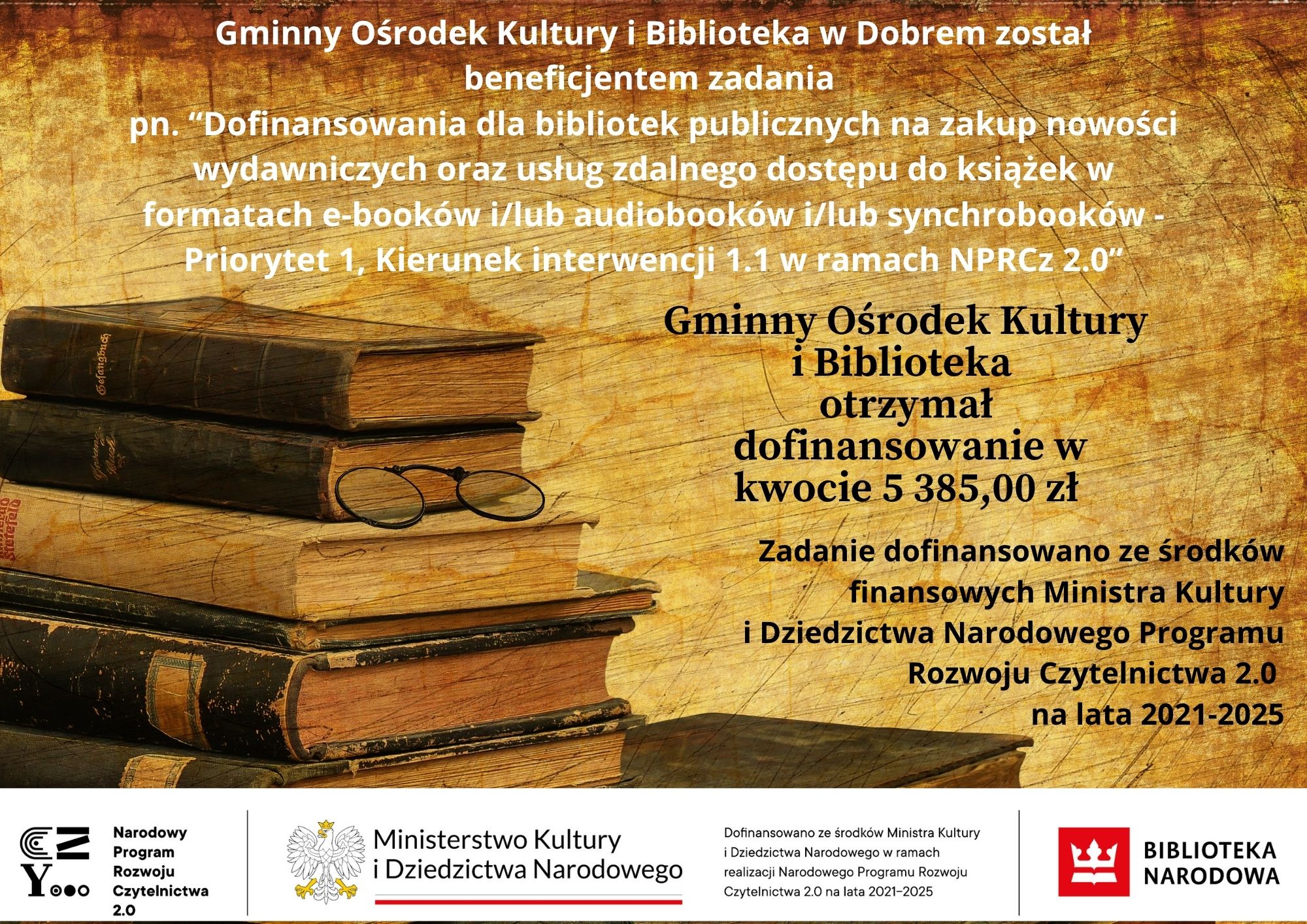 Stare książki i okulary na żółtym tle z tekstem o dofinansowaniu dla biblioteki. Logo Ministerstwa Kultury na dole.