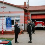 róża i żólte liście leżące na zapisanej kartce