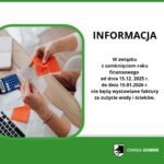 Osoba trzyma paragon, przy biurku leży kalkulator. Białe tło z zieloną ramką zawiera komunikat. Logo Gminy Dobre na dole.