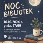 Plakat promuje wydarzenie Noc Bibliotek z księżycem na granatowym tle. Na pierwszym planie są książki, kubek z rośliną. Data 16.10.2026, godzina 17:00 i kontakt do zapisów.